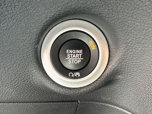 Used 2024 Chrysler Pacifica Select image 36