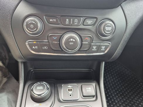Used 2022 Jeep Cherokee Latitude AWD/4WD image 7
