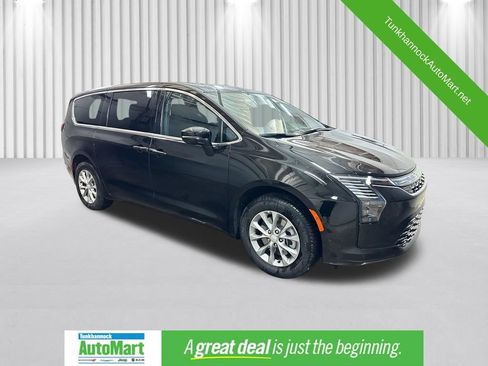New 2027 Chrysler Pacifica Select AWD/4WD image 1