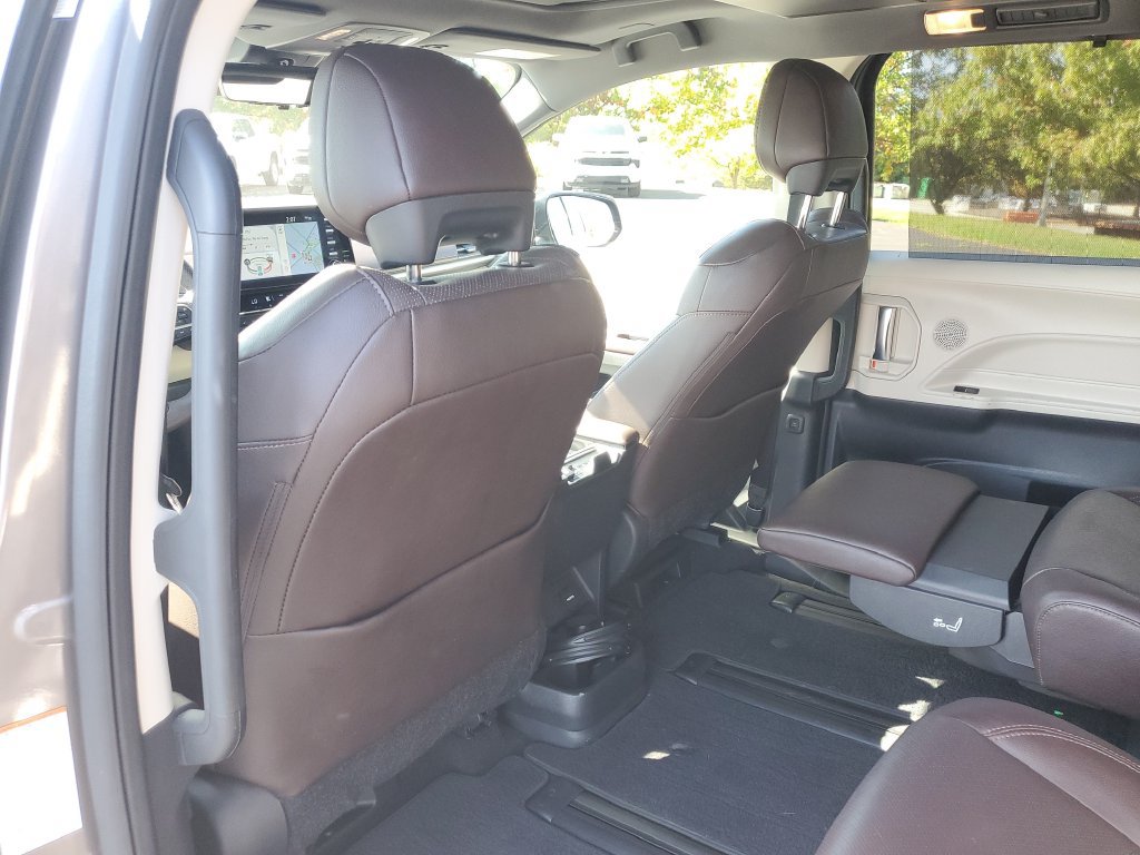Used 2022 Toyota Sienna Platinum AWD/4WD image 36