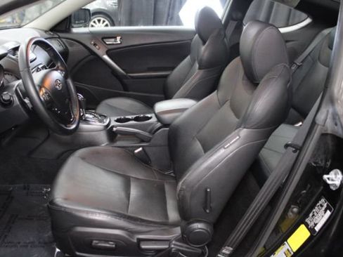 Used 2011 Hyundai Genesis 3.8 RWD image 11