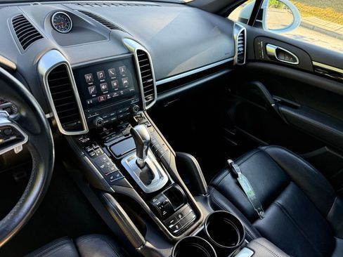 Used 2018 Porsche Cayenne Platinum Edition image 34