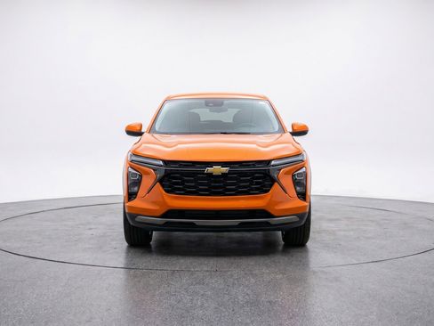 Used 2025 Chevrolet Blazer LT FWD image 2