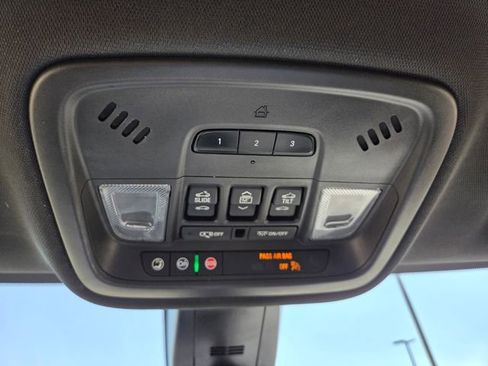 Used 2023 Chevrolet Traverse High Country AWD/4WD image 34