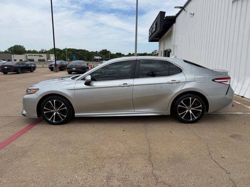 Used 2020 Toyota Camry SE FWD image 3