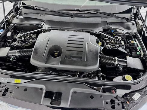 Used 2024 Land Rover Discovery Metropolitan Edition image 32