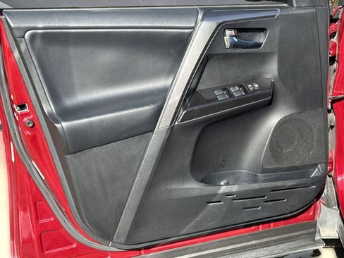 Used 2018 Toyota RAV4 SE w/ Power Extra Value Package FWD image 2