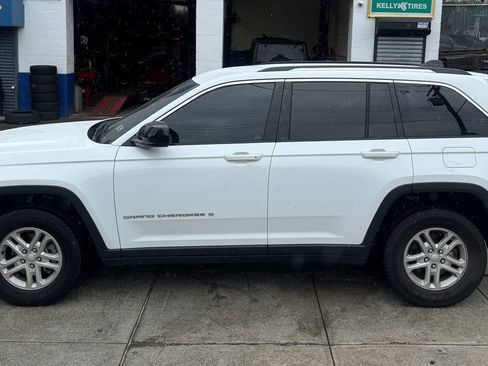 Used 2023 Jeep Grand Cherokee Laredo AWD/4WD image 8