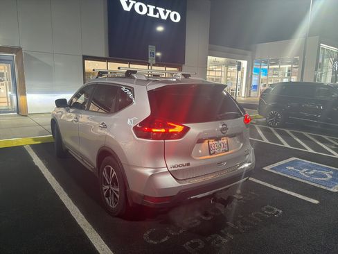 Used 2018 Nissan Rogue SL w/ Premium Package image 3