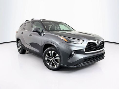 Used 2023 Toyota Highlander XLE FWD image 4