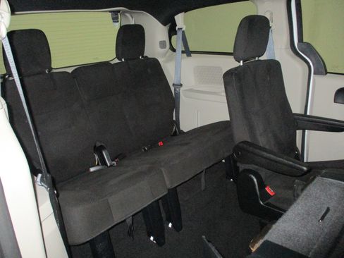 Used 2016 Dodge Grand Caravan SE image 13