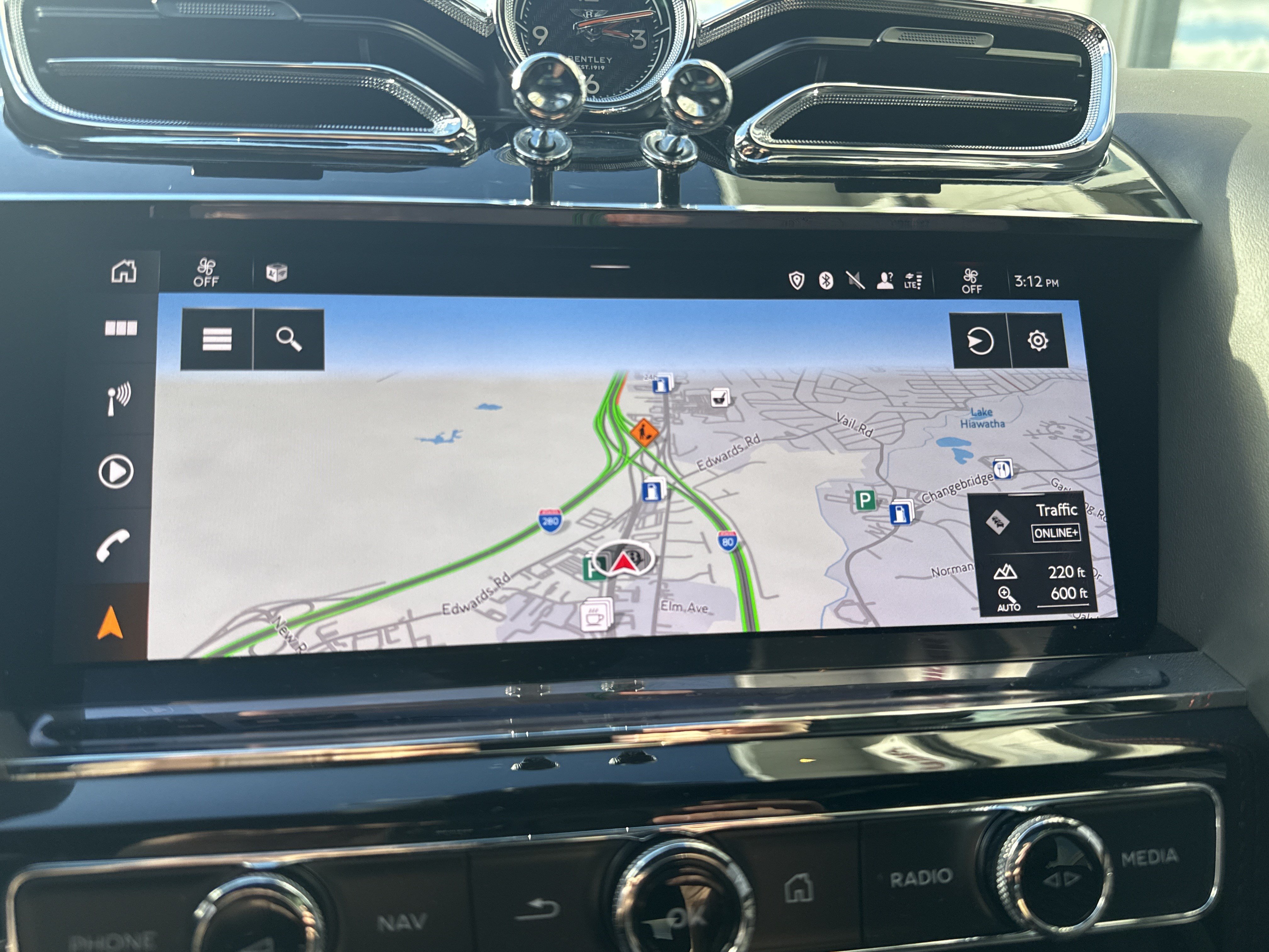 Used 2022 Bentley Bentayga AWD/4WD image 23