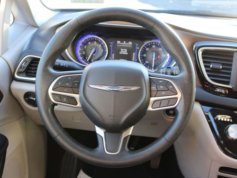 Used 2020 Chrysler Voyager Lxi image 21