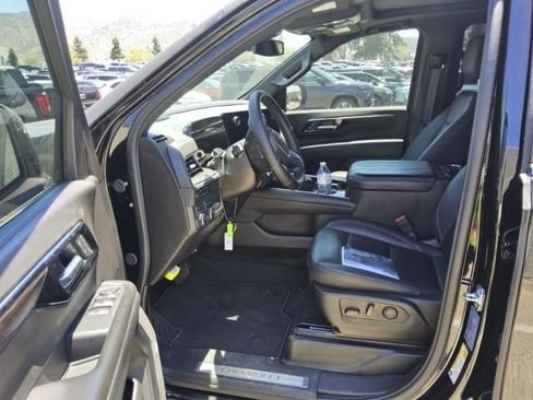 Used 2025 Chevrolet Suburban LT w/ Comfort Package AWD/4WD image 6