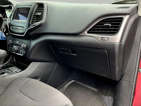 Used 2020 Jeep Cherokee Latitude w/ Cold Weather Group FWD image 26