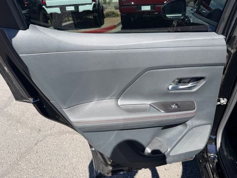 Used 2025 Nissan Kicks SR image 11