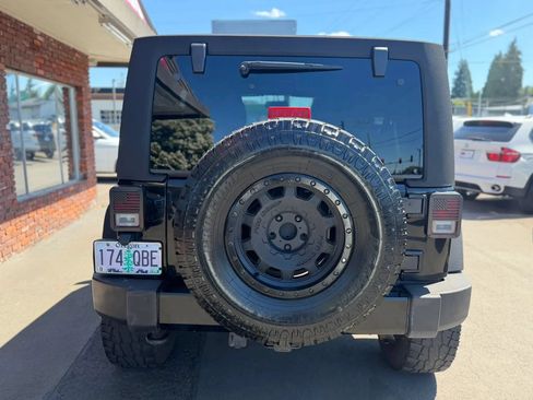 Used 2015 Jeep Wrangler Unlimited Rubicon w/ Connectivity Group AWD/4WD image 5
