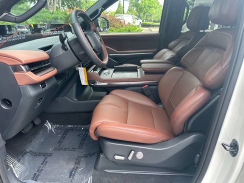 New 2026 Lincoln Navigator Reserve AWD/4WD image 9