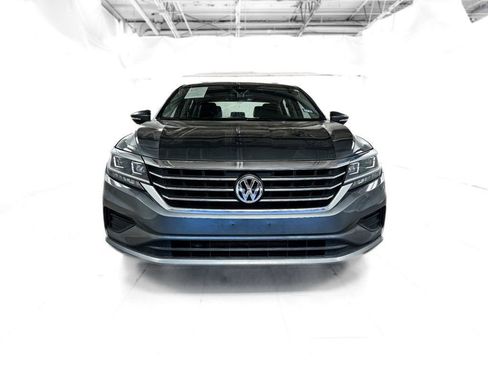 Used 2022 Volkswagen Passat 2.0T SE image 2