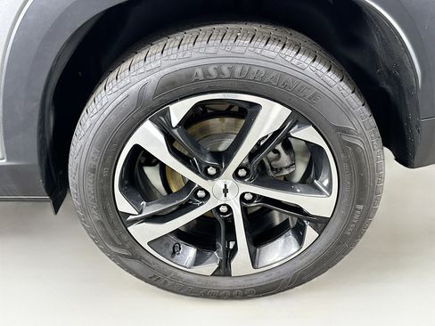 Used 2024 Chevrolet Trax RS w/ Sunroof Package FWD image 11