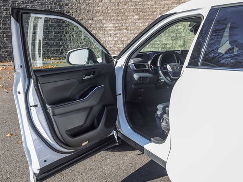 Used 2022 Toyota Highlander XLE image 23