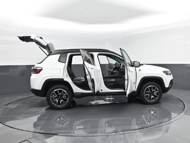 Used 2025 Jeep Compass Trailhawk AWD/4WD image 27