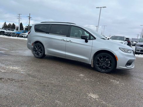 Used 2023 Chrysler Pacifica Limited w/ Uconnect Theater Family Group image 9