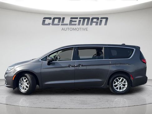 Used 2023 Chrysler Pacifica Touring-L image 2