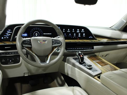 Used 2023 Cadillac Escalade Sport Platinum AWD/4WD image 2