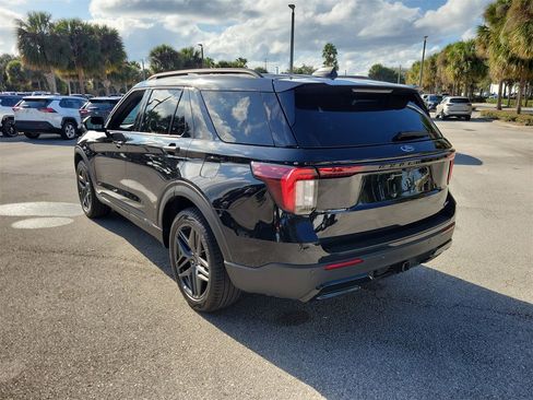 Used 2025 Ford Explorer ST-Line w/ ST-Line Street Pack image 4