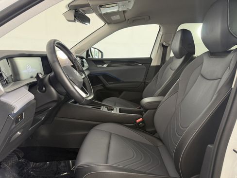 Used 2026 Volkswagen Tiguan SE FWD image 14