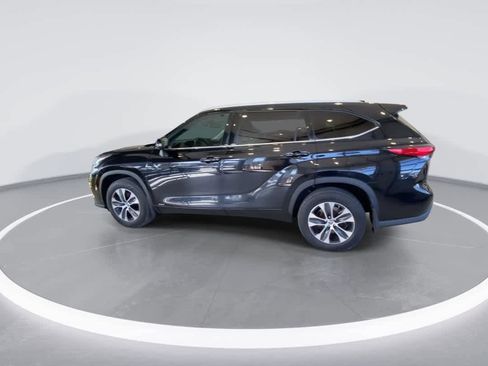 Used 2022 Toyota Highlander XLE AWD/4WD image 5