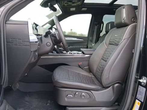 Used 2025 Cadillac Escalade ESV V image 16