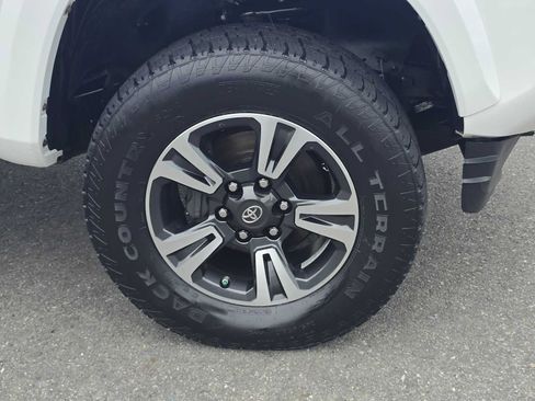 Certified 2016 Toyota Tacoma TRD Sport w/ Premium & Technology Package AWD/4WD image 9