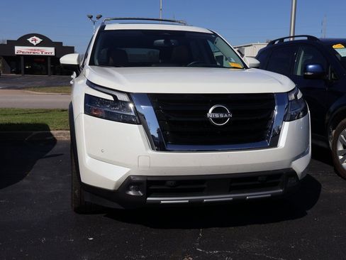 Used 2022 Nissan Pathfinder Platinum w/ Lighting Package (N93) image 4