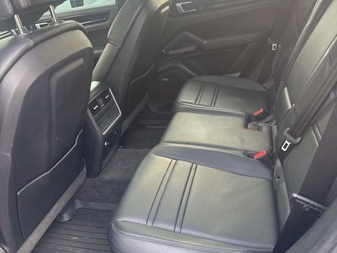Used 2021 Porsche Cayenne image 12