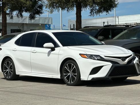 Used 2020 Toyota Camry SE FWD image 10