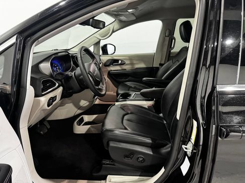 Used 2024 Chrysler Pacifica Touring-L FWD image 14