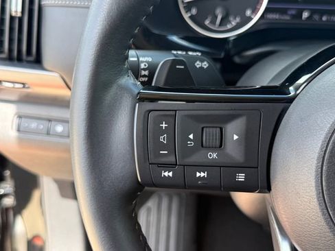 Used 2025 Nissan Pathfinder SL AWD/4WD image 18
