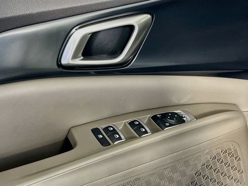 Certified 2025 Kia Carnival FWD image 11