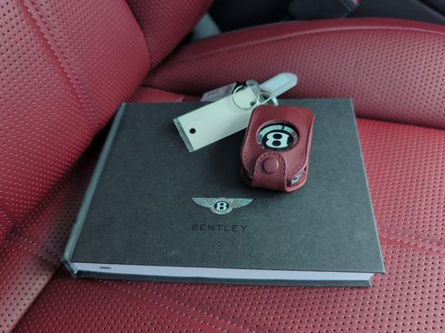 Used 2022 Bentley Bentayga AWD/4WD image 45
