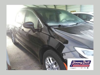 Used 2025 Chrysler Pacifica Select