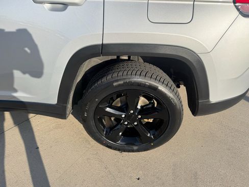 Used 2024 Jeep Grand Cherokee Altitude RWD image 29