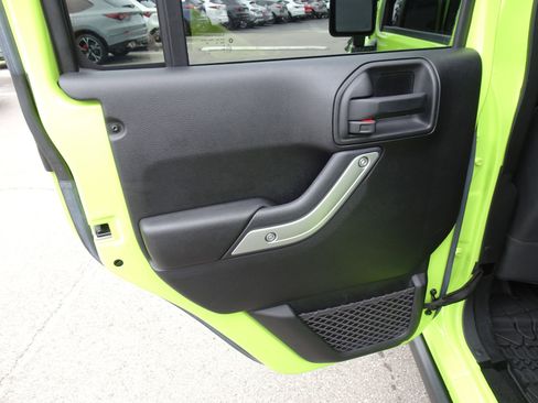 Used 2016 Jeep Wrangler Unlimited Rubicon w/ Max Tow Package AWD/4WD image 13