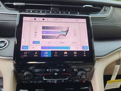 New 2025 Jeep Grand Cherokee Limited w/ Luxury Tech Group II image 18