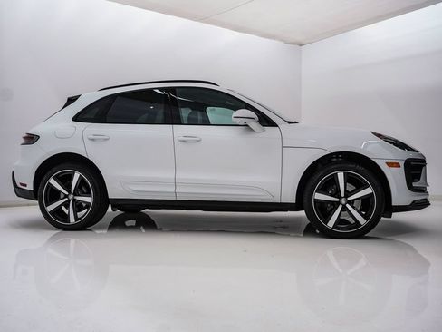 Certified 2026 Porsche Macan AWD/4WD image 9