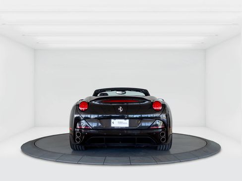 Used 2014 Ferrari California RWD image 4