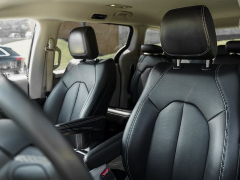 Used 2024 Chrysler Pacifica Touring-L FWD image 20