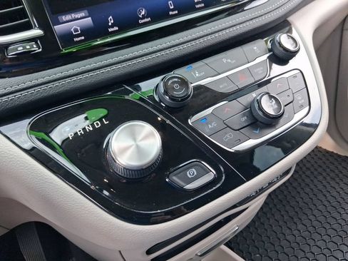 Used 2022 Chrysler Pacifica Touring-L FWD image 21