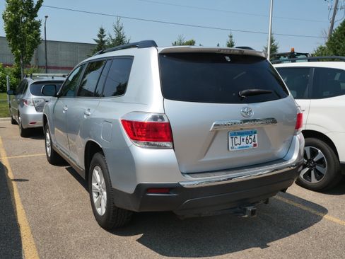 Used 2013 Toyota Highlander Plus AWD/4WD image 3